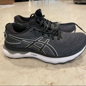 Like new.  Women’s Running Shoes. Asics Nimbus 24.   Size 7.